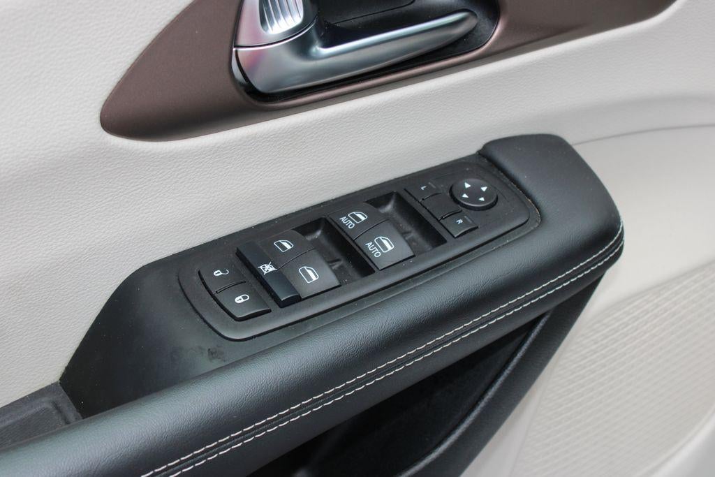 2024 Chrysler Voyager LX