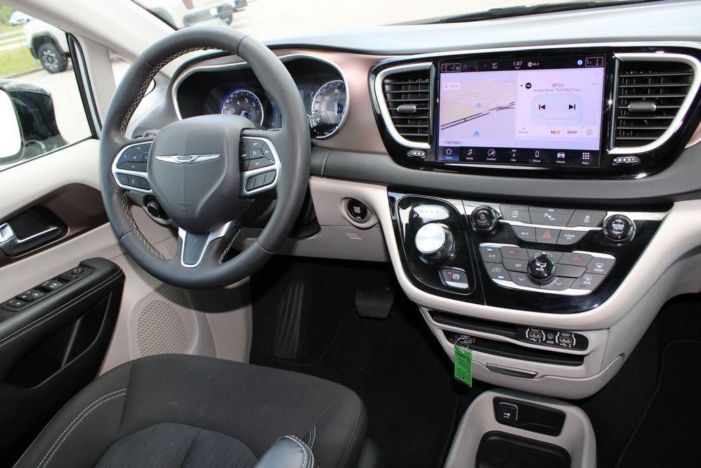 2024 Chrysler Voyager LX
