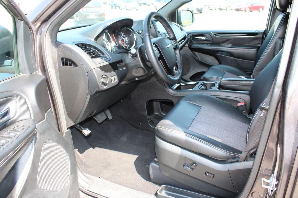 2016 Chrysler Town & Country S