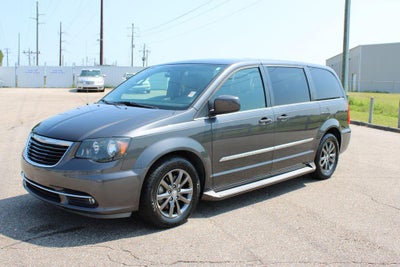 2016 Chrysler Town & Country S